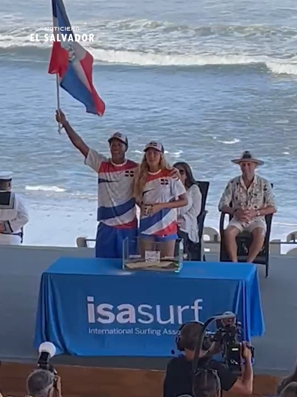 Con el ritual de las arenas del mundo, da inicio la ceremonia de inauguración del Surf City El Salvador ISA World Surfing Games, que reúne a 61 delegaciones y 294 atletas.