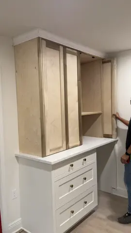 Gabinete con puertas de bolsillo #woodworking #carpentry #tips #viral 