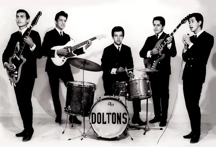 Un hombre solitario también guarda en su corazón recuerdos, batallas y sueños… 🎶 “Hombre solitario” de Los Daltons nos recuerda que incluso en la soledad siempre hay una historia que contar. ¿Te identificas con esta canción? ✨ De tu querido amigo del alma, Alex. Hashtags: #HombreSolitario #LosDaltons #MusicaRomantica #BaladasDeSiempre #Recuerdos  