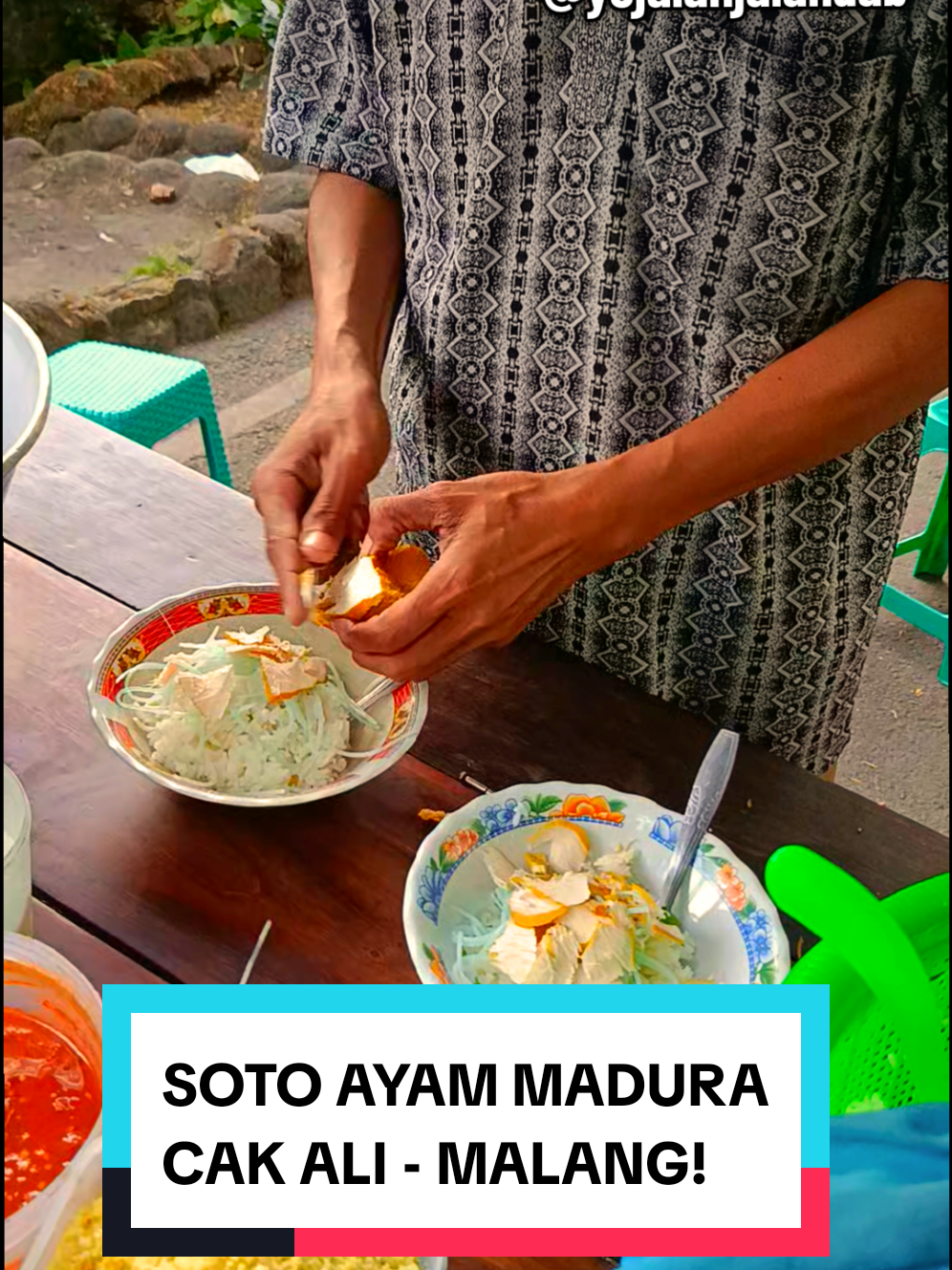 SOTO AYAM MADURA CAK ALI berlokasi didepan Stasiun Kereta Api Malang (Stasiun Lama), depan Neutron Yogyakarta, belakang Patung Singa. Dia standby setiap hari mulai jam 07.00 wib - habis.  Soto Ayam Madura-nya memang enak, harga sangat terjangkau, kota berlimpah, daging ayam tidak pelit, boleh nambah kuah dan orangnya ramah.  Setiap ke Malang, Mas Yo selalu menyempatkan diri untuk sarapan disini.  Untuk Info Malang Tour, Bromo dan Surabaya, silahkan japri Mas Yo yaa.  #sotoayam #kulinermalang #yogaefenditourguide #yojalanjalandab #malangfood 