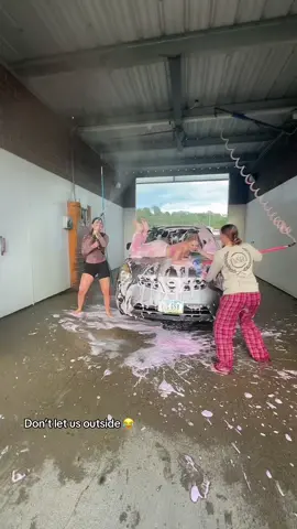 We having a lil to much fun 🤪🤪@Shayleigh @deidra.strand #fypシ゚viral #ontopofcars 