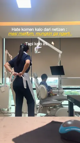 Kadang aku heran, kenapa ketika dokter muda menyuarakan realita tentang gaji, malah dianggap “playing victim”.  ❌Pertanyaannya: apakah hanya karena “masih bisa hidup”, gaji kecil itu jadi wajar? Kita sekolah pakai modal sendiri, bayar puluhan-ratusan juta, bertahun-tahun belajar. Wajar dong kalau kaget dengan realita gaji yang ditawarkan. ❌Yang sudah 10–15 tahun praktek mungkin lupa rasanya mulai dari nol. Waktu dulu persaingan tidak seketat sekarang, peluang bangun nama dan klinik masih terbuka lebar. Kami? Baru lulus saja sudah harus berhadapan dengan realita: tanggung jawab besar, tapi kompensasi gak sebanding. ❌Dan soal mobil, HP, baju? Itu bukan hak siapa pun untuk menghakimi. Karena yg aku bagikan di sini bukan lg flexing, tapi fakta lapangan - lowongan kerja dengan bayaran yang.. ya seperti itulah. ⠀ Dan ironisnya, di tengah isu mahalnya biaya kesehatan, justru tenaga kesehatan lah yang pertama-tama “dimurahkan”. Bukan dokter aja kok yg ngerasain, perawat & nakes lainnya juga pasti relate.  ⠀ Jadi, tolong bedakan antara “ngeluh” dan “bersuara”. Kalau kami diam, sistem gak akan pernah berubah. Ohya dan juga, ✨Justru karena saya punya otak, saya sadar gak bisa mengandalkan satu sumber penghasilan. Maka dari itu saya juga kebetulan ada bisnis lain demi keberlangsungan hidup. Dan harus diingat kembali, ga semua orang punya kesempatan yg sama, ga semua orang punya pilihan yg sama, mungkin aku dan bbrp yg lain masi bisa hidup. Tapi ada juga yang mau gmau terima hanya dengan 1 pekerjaan.🤌🏻
