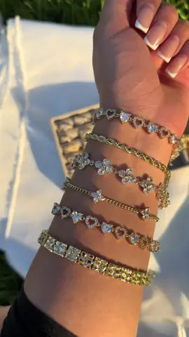 In love with these gold plated bracelets 🌸💕 #latinas #tiktok #tiktokshop #tiktokmademebuyit #bracelet 