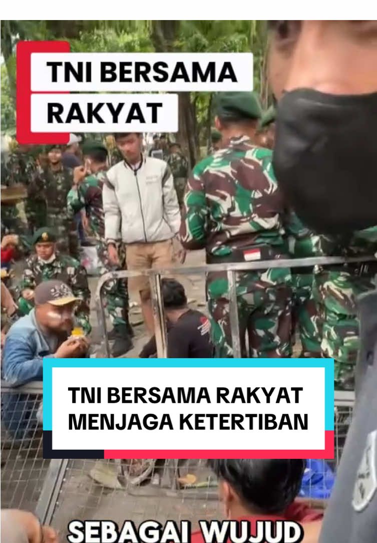 TNI hadir bukan hanya menjaga, tapi juga berbagi kebaikan untuk rakyat. #TNIBersamaRakyat #PengabdianTanpaBatas #TNIUntukIndonesia #BerbagiKebaikan #SolidaritasRakyat