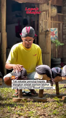 Tak sekadar penutup kepala, blangkon adalah warisan leluhur yang menyimpan filosofi mendalam. Setiap lipatan dan simpulnya melambangkan keteguhan, kesabaran, serta kebijaksanaan hidup orang Jawa. Kalau kamu suka blangkon, beli di sini ya..banyak jenis dan pilihannya. Dijamin, penampilanmu tambah ganteng dan berwibawa. #ganjarpranowo #lapakganjar #blangkon #umkmjogja #jogjaistimewa