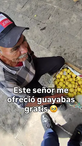 Este señor me ofreció guayabas gratis y le di una ayuda 🫶🏻🥹