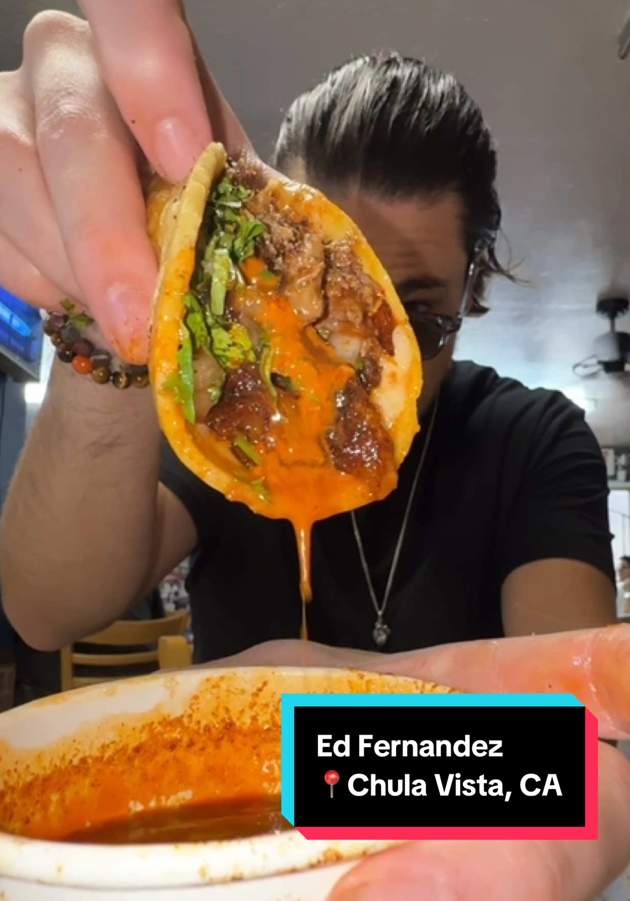 Ed Fernandez Birrieria, Chula Vista, California 🌮🇺🇸 Para muchos el la mejor birriería de California y para mi de esas joyas en el gabacho que no se ven mucho. Tuve la oportunidad de platicar un poco al final con Don Jorge, y el es un artista, que me MAMA. En una país donde todo es franquicia y consumismo extremo, Don Jorge prefiere mantener su lugar con amor, haciendo su birriería lo mejor posible todos los días y se nota el amor que le ponen a todo. El Staff es increíblemente sonriente, se ve que le chambean duro porqué siempre está hasta la madre, pero todos felices, un ambiente chingón. Definivitamente regresaría. #birrieria #sandiego #california #foodreviews #usa 