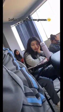 Que manera más sutil de dormir #Viral #paraty #fyp #universidad #humor 