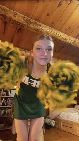DEVINEZ QUI EST CHEERLEADER ? Et bah c est moi 🥹  #cheer #cheerleading #cheerleader #etudiantdechange #anneedechange 