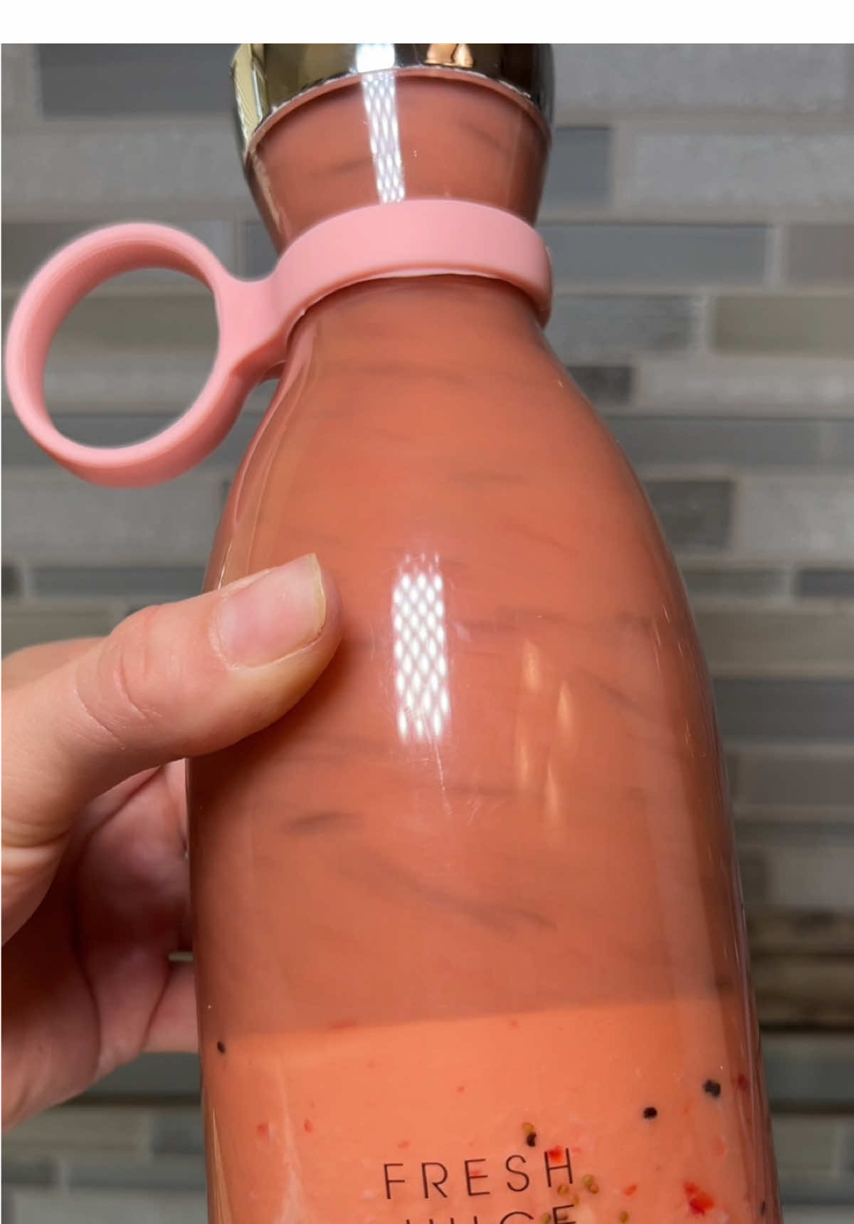 Comment what we should blend next! 🥝🍓 #freshjuice #smoothie #milkshake #portableblender #foryoupage 