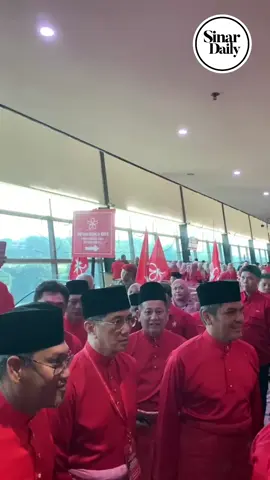 Bersatu deputy president Datuk Seri Hamzah Zainudin, vice-president Datuk Radzi Jidin, secretary-general Datuk Seri Mohamed Azmin Ali, Armada youth chief Muhammad Hilman Idham and Federal Territories information chief Tun Faisal Ismail Aziz arrives at IDCC, Shah Alam for the eighth Bersatu annual general assembly. #Bersatu #PerhimpunanAgung #HamzahZainudin #RadziJidin #AzminAli #HilmanIdham #TunFaisal #MalaysianPolitics #MalaysiaNews #SinarDaily