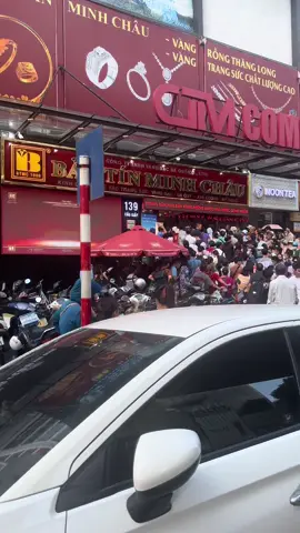 Phải chăm chỉ để có Trăm Chỉ thôi các bác ơi Video quay lúc 9h15 tại Bảo Tín Minh Châu 139 Cầu Giấy. Lượng người xếp hàng em ướm chắc phải x2 x3 sáng hôm qua các bác ạ #baotinminhchau #139caugiay