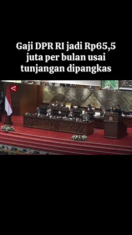 ANTARA - DPR RI pada Jumat (5/9), resmi mengumumkan kesepakatan gaji dan tunjangan terbaru anggota parlemen sebesar Rp65.595.730 per bulan. Angka tersebut didapatkan usai pemangkasan sejumlah tunjangan, termasuk menghapus tunjangan perumahan yang mencapai Rp50 juta per bulan.  (Cahya Sari/Anggah/Andi Bagasela/Roy Rosa Bachtiar) #dprri #antarasumut #antaranews #fyp 