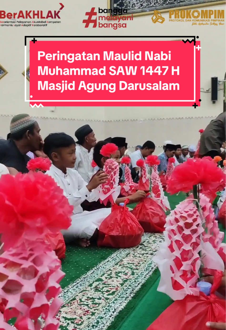 Wakil Bupati Belitung Timur (Beltim), Khairil Anwar, menghadiri peringatan Maulid Nabi Muhammad SAW 1447 H yang digelar di Masjid Agung Darussalam. Dalam kesempatan tersebut, ia mengajak seluruh jamaah untuk meneladani akhlak Rasulullah SAW yang menjadi suri teladan terbaik dalam bersikap, berperilaku, dan mendidik umat dengan penuh kasih sayang, Kamis (04/09/25). Dalam sambutannya, Khairil menekankan pentingnya peran orang tua dan masyarakat dalam mendidik serta mengawasi anak-anak. Ia menyampaikan bahwa jangan sampai anak-anak hanya belajar nilai dan akhlak dari media sosial, melainkan harus ditanamkan sejak dini nilai agama, sopan santun, serta kasih sayang di rumah dan lingkungan. Wabup juga menyinggung kasus perundungan atau bullying yang baru-baru ini terjadi di Kecamatan Manggar. Ia menilai fenomena tersebut tidak hanya merugikan secara fisik, tetapi juga berdampak buruk pada kondisi psikis anak-anak. Oleh karena itu, ia mengajak semua pihak untuk lebih peduli dalam menjaga tumbuh kembang generasi muda. Acara peringatan Maulid Nabi Muhammad SAW 1447 H di Masjid Agung Darussalam tersebut juga diisi dengan tausiyah oleh Buya Multazam Zakaria, M.Pd., pengasuh Pondok Pesantren Cahaya Fajrul Islam Belitung, yang menyampaikan pesan-pesan keagamaan dan nilai keteladanan Nabi Muhammad SAW. #maulidnabi  #muhammad  #saw  #beltim  #2025 