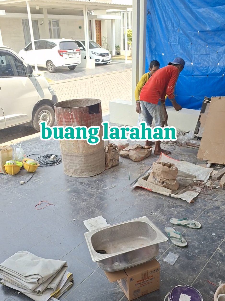 pekerjaan yang wajib dimasukkan list daftar Harga atau harus masuk RAB dan RAP. nilainya besar tapi selalu ditawar hingga 70%.  perlu dipahami, pembersihan lokasi bukan cuma buang gragal/sisa matrial dan nyaou, ngepel. tapi disetiap hari tenaga  proyek selalu ada upaya membersihkan area proyek. mau Rumah renov njenengan tambah bersih? berikan nilai terbaik utk poin pekerjaan pembersihan lokasi.👌 #fyppppppppppppppppppppppp  #tukangomah #renov #kontraktormuda #sidoarjo 
