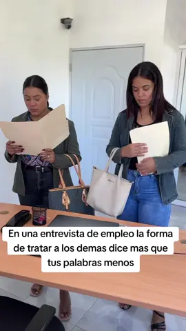 En una entrevista de empleo la forma de tratar a los demas dice mas que tus palabras menos