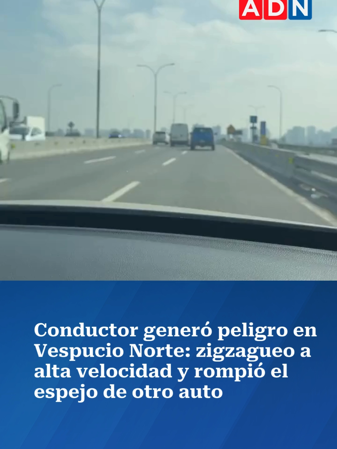 Una usuaria denunció a través de redes sociales el actuar de un conductor que, según señalo en su posteo, circulaba “fuera de sí” en la autopista Vespucio Norte. En los registros se observa al vehículo adelantando, zigzagueando, frenando en seco frente a otros y rompiendo el espejo de otro vehículo. El hecho se produjo cerca de las 11:00 horas a la altura de la salida Carlos Valdovinos, aunque la afectada aseguró que el comportamiento venía de varios kilómetros antes. En su publicación, describió al hombre como “totalmente desorbitado” y “un real peligro” para quienes se toparon con él en la ruta.  #noticias #chile #noticiaschile #vespucionorte #vespucio #norte #conductor #peligro