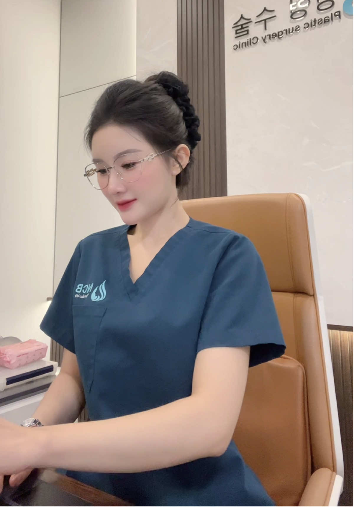 chịu ko chịu thì chịu😆 #thẩmmỹ #đilamvanvui #đilamcogivui #phâu_thuật_thẩm_mỹ #làcongáiphảixinh #phụnữ #Girl #làmđẹp #tócxinhmỗingày #xuhuongtiktok #tócđẹp #trendingvideo #fypシ゚ #nhạchaymỗingày #behindthescenes #tamtrang #lạcquan 