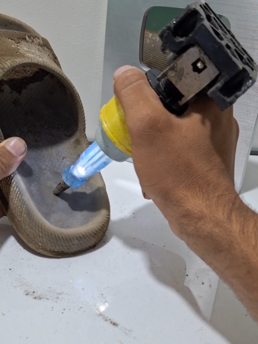 Why does the company hide a crystal stone inside the slipper? #losangeles #usdiamond #stone #foryoupage #usastone 