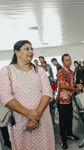 Jawa Tengah semakin terhubung dengan dunia. Ahmad Luthfi sukses membuka penerbangan perdana Semarang – Kuala Lumpur. Dalam waktu dekat, rute ke Singapura, China, dan Jeddah siap mengudara. Upaya ini akan memperkuat pariwisata, ekonomi, dan membuka peluang investasi lebih luas. @Ahmad Luthfi @Taj Yasin Maimoen @Humas Jateng  #jawatengah #ahmadluthfi #tajyasin #international #flight #fyp 
