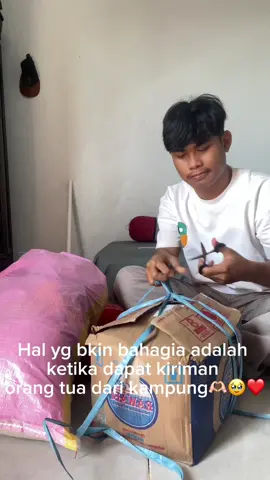 Di balik senyum ada kesedihan🥹🫶🏻#anakkost #viralvideo #kontenkreator #adayinmylife 