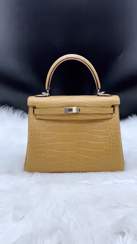 Happy weekend with your family! #bag #handcraft #crocodile #leatherbag #luxurybags 