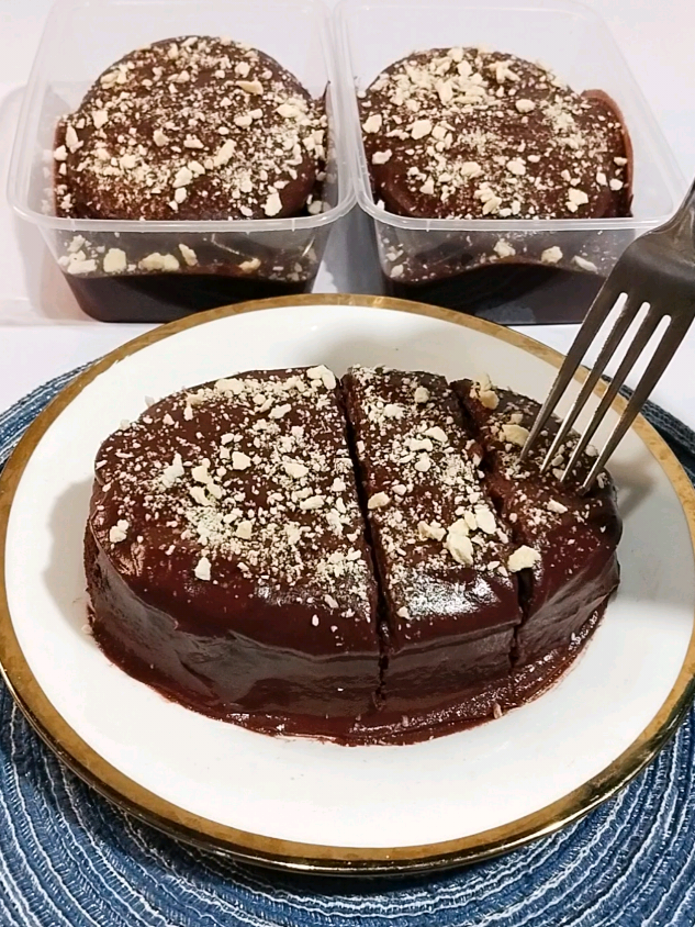No oven chocolate cake in tub ingredients  1 cup all purpose flour (120g) 1/3 cup cocoa powder (30g) 1 teaspoon baking powder (3g) 1/4 teaspoon salt (1g) 1/4 cup sugar (50g) 3 egg yolk medium size  3/4 cup Evaporated milk (187ml) 1/8 cup cooking oil (31ml) Meringue  3 egg whites medium size  3/4 teaspoon vinegar  1/3 cup sugar (75g) Chocolate ganache  2 tablespoon cornstarch (16g) 3 tablespoon cocoa powder (18g) 4 tablespoon sugar (40g) 2 egg yolk  1½ cup Evaporated milk (370ml) 2 tablespoon margarine or Butter (20g) Make 3 to 4 pan 6x4x1½ size  The wok has no water it is improvised oven  preheat the wok for 2 minutes on medium heat and put cooling rack  cook on medium heat for up to 3 minutes after 3 minutes medium low heat for 30 minutes if you have an oven at home bake it 150c for 25 to 30 minutes  You can also steam it on medium low heat for 25 to 30 minutes boil the water before steaming #chocolatecake #cakewithoutoven #cakerecipe #freemorerecipes 
