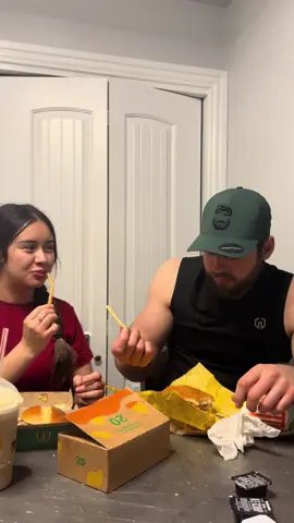 Cenando McDonalds 😋 con mi esposo #comiendo #mukbang #mcdonalds #paratii #fyp 