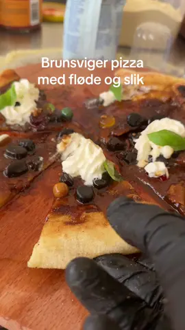 🍕🥮Den her må du prøve - brunsviger pizza med slik og fløde, super lækker dessertpizza🤎 #brunsvigerpizza #pizza #dessert #brunsvigermedfløde #dessertpizza 