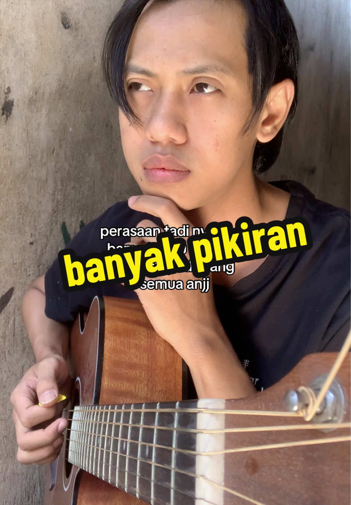 giliran udah pegang gitar, bingung #antoniostwt 