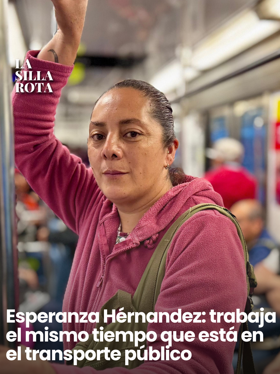 La rutina de Esperanza refleja lo que viven miles en la Ciudad de México: jornadas de transporte tan largas como la de un empleo. Ella pasa entre seis y siete horas diarias en traslados, tiempo que iguala al que dedica a trabajar. El trolebús elevado representa una alternativa al metro por ser más rápido, pero también más caro. Aunque recorta tiempos en comparación con el metro, en días de lluvia los trayectos se alargan más de tres horas. El esfuerzo económico y físico se combina con la incertidumbre. Paradas prolongadas, retrasos en estaciones y un gasto diario mayor hacen del transporte un reto que condiciona la vida de quienes dependen de él. #gentrificación #cdmx #edomex #traslados #parati