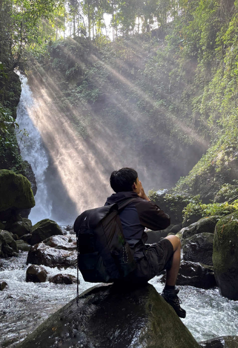 Salah satu air terjun magical dan tercantik di Banyuwangi 😱🥹 Ada yang tau ini dimana? #banyuwangi #explorebanyuwangi #airterjun #airterjunbanyuwangi #dateideas 