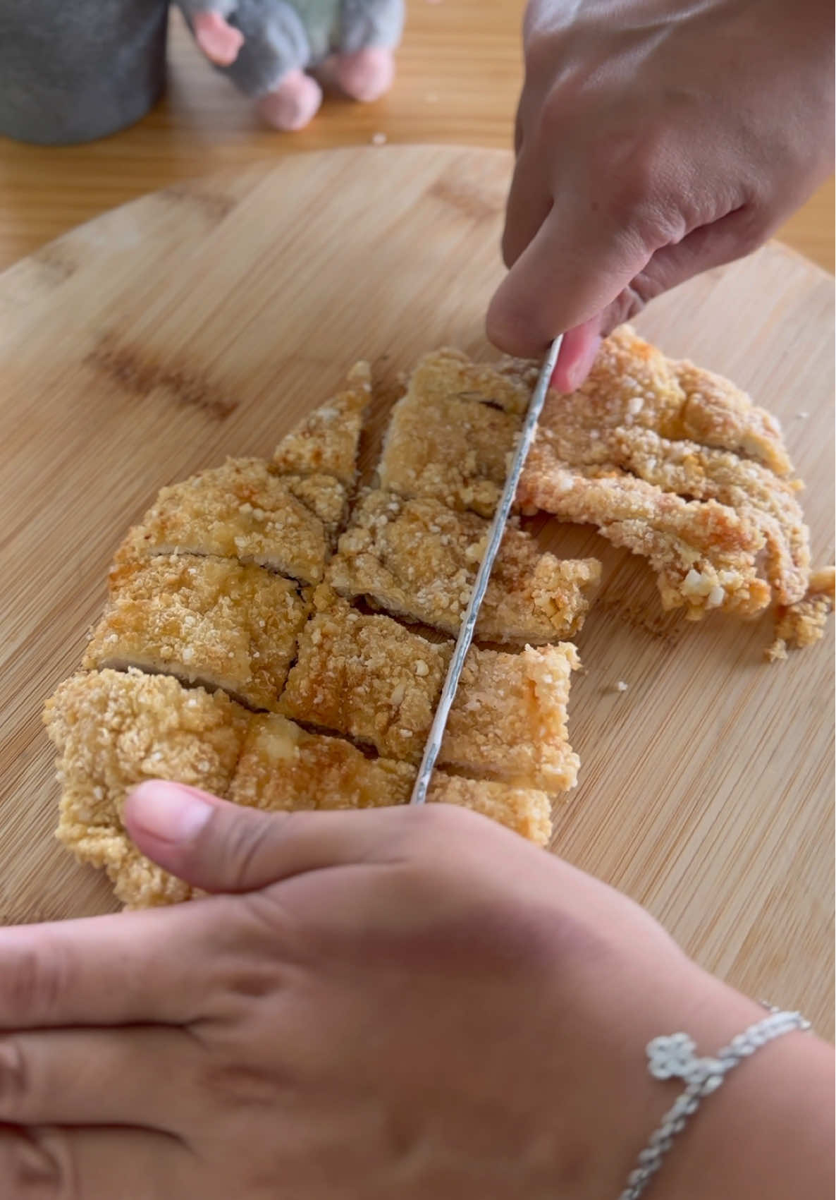 CUMA 6 BAHAN!! Easy Homemade Taiwan Crispy Chicken Ingredients: 150 gr tapioca flour (tepung tapioka) Water (air suhu ruang) Chicken breast (dada ayam) 1 egg (telur) 1/4 tsp pepper (merica) 1 tsp garlic powder (bawang putih bubuk) *optional 1/2 tsp chicken powder (kaldu ayam) *optional 1/4 tsp salt (garam) #idejualan #idecemilan #resepcemilan #crispychicken #resepayamshihlin #taiwancrispychicken #easytomake #shihlinchicken 