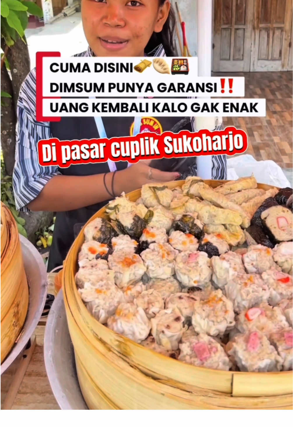 PASAR CUPLIK SUKOHARJO ‼️‼️ Guyss kita ada Rekomendasi jajanan yang Enak tapi tetap Sehat loooo, kapan lagi kalian bisa jajan streetfood tapi gabakal ganggu kesehatan😍  yuppp cuma di Dim Sum In‼️ mereka pakai 90% daging ayam yang sekali gigit udah pasti berdaging banget🔥🔥 Rasanya udah pasti enakk banget, kalau ga enak ada GARANSI UANG KEMBALI 😱🔥 Ga Percaya? Gasss langsung datang ke Gerobak kami dan Buktikan Sendiri‼️ Sukoharjo - Alun