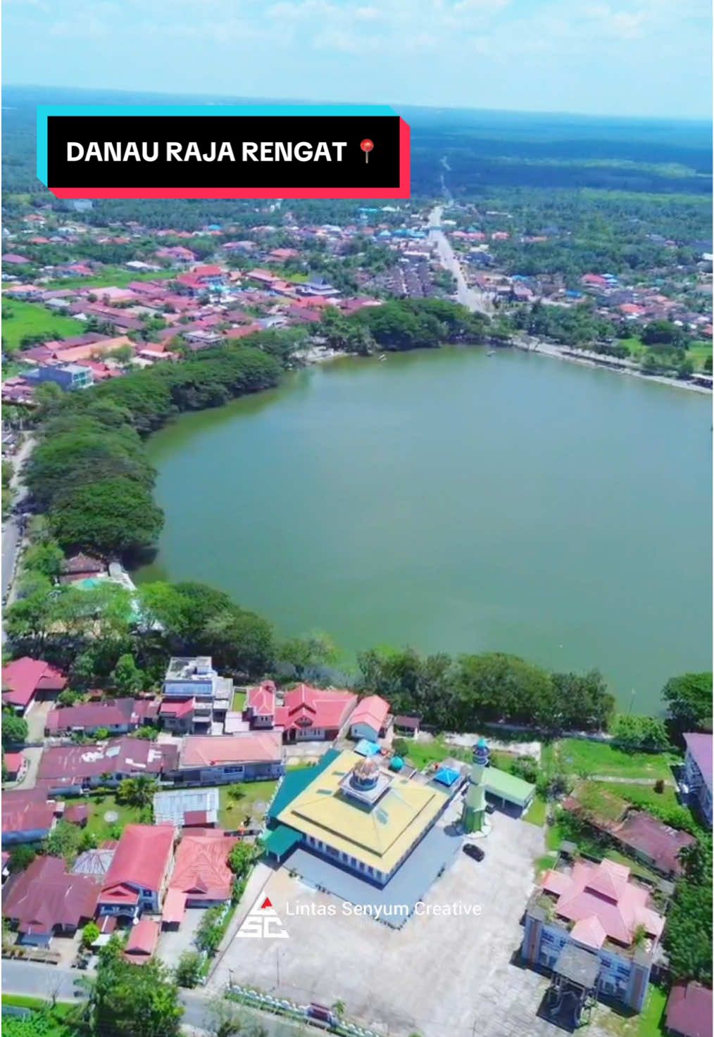 DANAU RAJA RENGAT 📍 Sekilas Sejarah Danau Raja Rengat, berkaitan erat dengan Kerajaan Melayu Indragiri, yang konon menjadikan danau ini sebagai tempat pemandian raja-raja dan putri kerajaan. Sejak tahun 1980-an, danau ini dikembangkan menjadi objek wisata alam dengan pembangunan berbagai fasilitas, serta menjadi lokasi berbagai acara besar dan pengembangan wisata budaya dengan membangun replika istana kerajaan. Boking Shot Drone Wa/Tlp 0822-8324-0651 #danaurajarengat#danauraja #wisatarengat #indragirihulu_riau #dronedji #rengat #fyp #lintas_senyumcreative #riau #indragirihulu #riau 