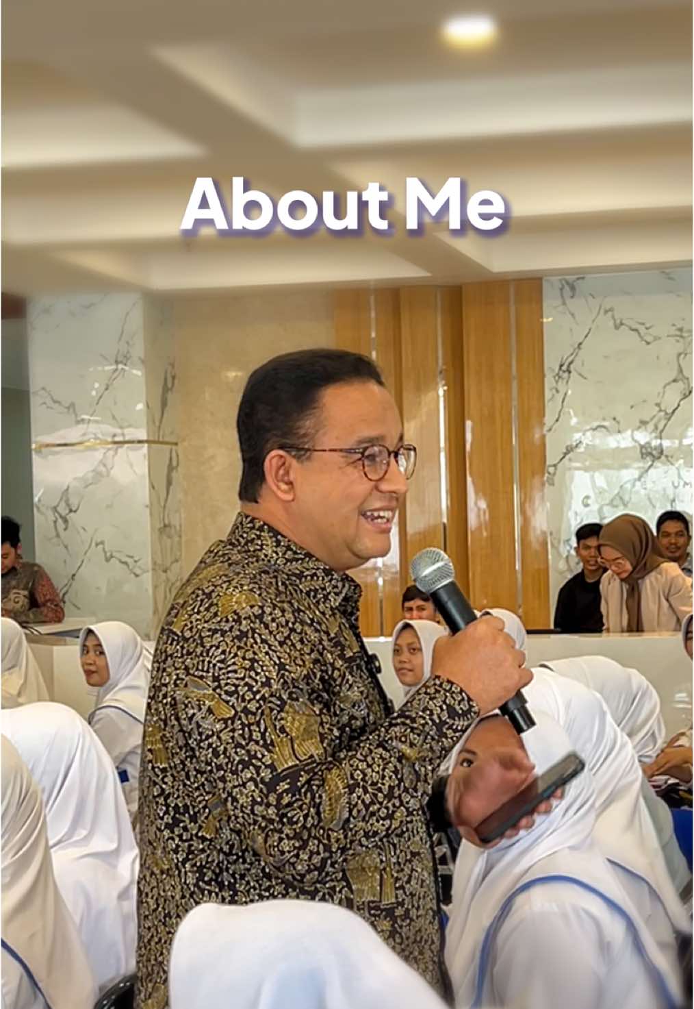 Ngobrol dengan mahasiswa selalu menghadirkan kembali rasa muda. Energi dan semangat mereka jadi pengingat, bahwa masa depan sedang dipersiapkan di ruang-ruang kuliah seperti ini. Salam hangat dari senior yang selalu rindu pada masa-masa itu :)