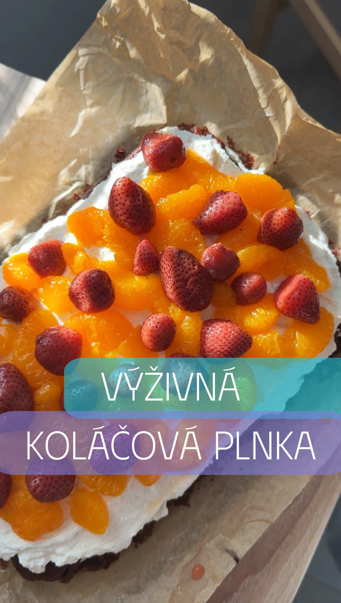Ak ťa niekedy chytí mlsna, ale tvoj cieľ je jesť  vyvážene (a možno trochu schudnúť) tento recept je pre teba. Zakazovanie nemusí byť súčasťou chudnutia a ak ti jeden kúsok koláča poobede pomôže neprejesť sa večer - choď do toho🩷 ✅RECEPT (12 kúskov): 80g granka🍫 135g hladkej múky🍚 10g prášku do pečiva🍰 110ml mlieka🥛 80g cukru🍬 1 jablko🍎 1 vajce🥚 80ml kávy☕️ PLNKA: 400g odtučnený tvaroh hrudkový🥛 1 šľahačka🥛 1 vanička hladkého tvarohu 🥛 1PL práškový cukor Zmiešaj cukor, vajce, jablko a mlieko a postupne pridávaj suché ingrediencie. Prelej do formy vystlanej papierom na pečenie a pečiva 40min na 180 stupňoch. Hrudkový tvaroh pomixuj na hladkú hmotu, pridaj tvaroh z vaničky, cukor a vyšľahanú šľahačku. Korpus rozkroj, plnku daj do vnútra aj na vrch koláča a ozdob obľúbeným ovocím🩷 1 kúsok: 230kcal, 12g P, 26g S, 8g T ✅Ak chceš ďalšie recepty, ktoré ti pomôžu držať krok s tvojimi cieľmi, som tu😉 #zeny #zdravi #fit #fitnes #svaly #protein #fitgirl #recept 