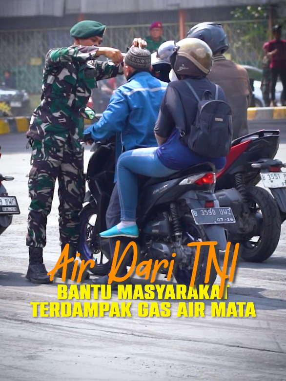 Air Dari TNI, Bantu Masyarakat Terdampak Gas Air Mata 💧 Di tengah gejolak, prajurit TNI AD hadir membawa kesejukan. Setetes air menjadi penguat, sekaligus bukti bahwa TNI selalu ada di sisi rakyat, kapanpun dan dalam keadaan apapun. 🤝❤️ #TNIAD #UntukRakyat #BersamaRakyat #Dispenad #IndonesiaKuat 