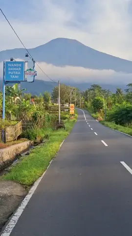 Rute antar jemput sekolah ini guys, view gunung slamet, baturraden. Baturraden, Pagi pagi hawanya sesuk pool.  #fypシ #fyp #baturraden #purwokerto #pringsewu