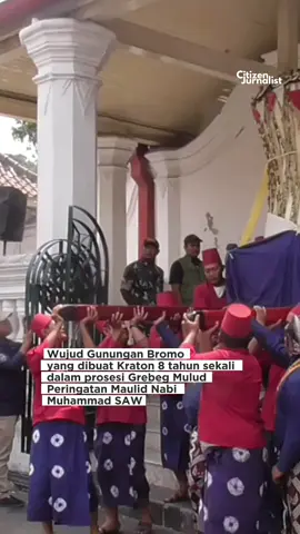 Upacara Grebeg Mulud yang digelar Kasultanan Kraton Yogyakarta tahun ini tampak istimewa karena terdapat satu Gunungan yang dibuat secara khusus setiap 8 tahun sekali.  Gunungan tersebut adalah Gunungan bromo yang dalam prosesinya tidak diraya atau diperebutkan oleh masyarakat melainkan khusus diperuntukkan bagi Keluarga besar Raja Kraton Sri Sultan Hamengku Buwono X.  #citizenjurnalist #jogja #grebeg #kraton 
