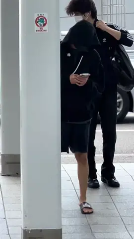 ini lh yg gue suka dari echan tetap santuy pake apapun yg penting berkelas.. mana sih hyung mark jg pake celana pendek #haechan #mark #markhyuck #nctdream 