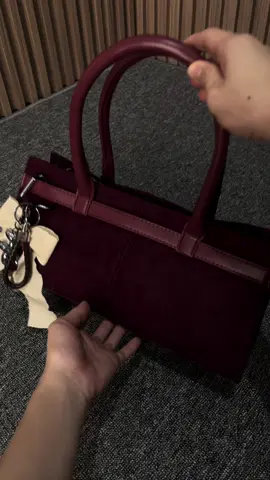 Burgundy suede yang lucu banget sih ini dan muat banyak hihi #tas #tasdenim #shoulderbag #selempang #viral 
