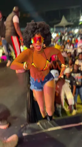 Vinka suprised Fik Fameica on stage. Bambi he didnt expect her☺️☺️☺️☺️ #vinka #behindthescenes #fanslovevinka #fyp #fashion 