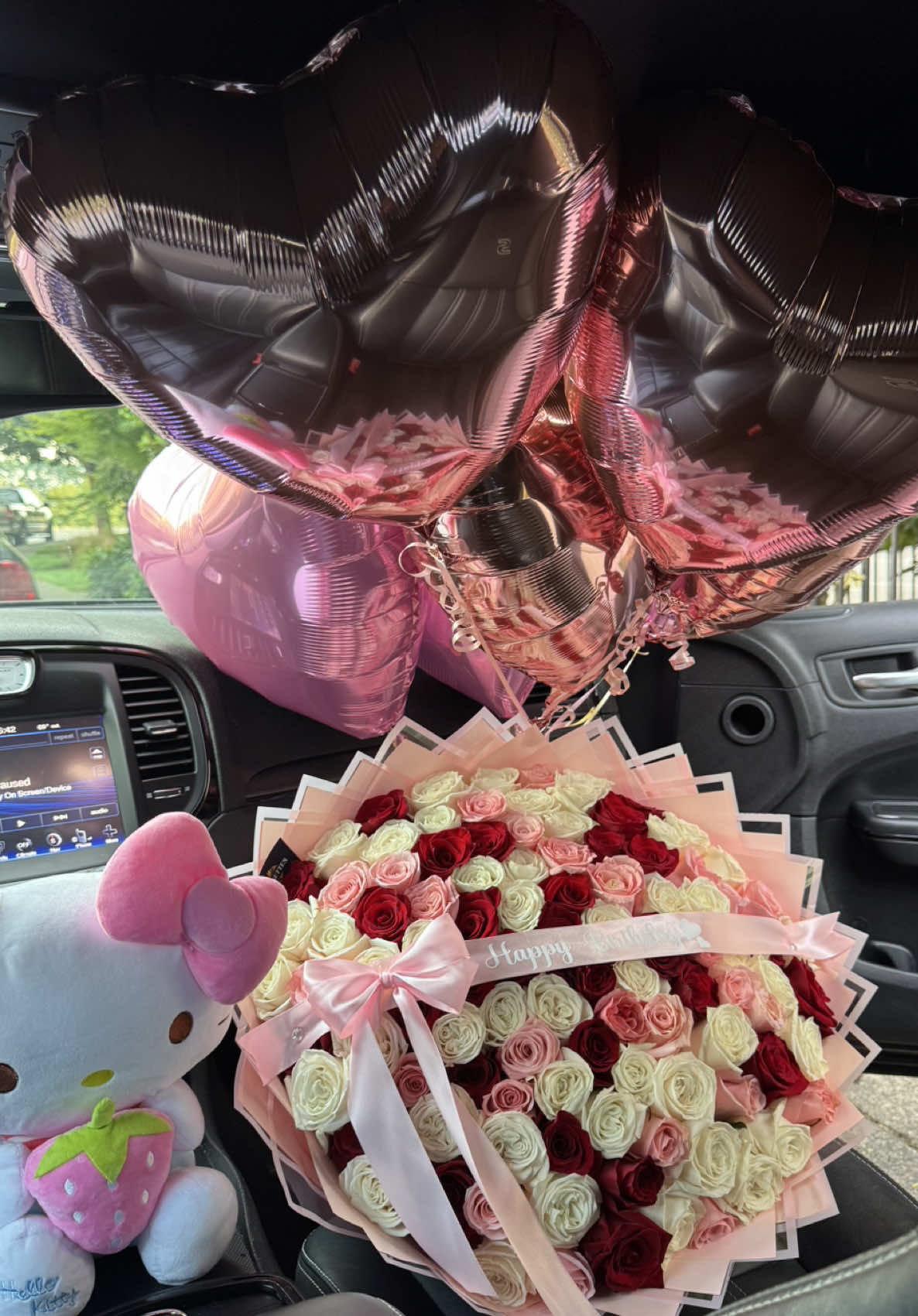 Birthday roses | Instagram: Elegant Rosettes #birthdayroses #pdxflorist #saltetrajealgo #birthdaybouquet 