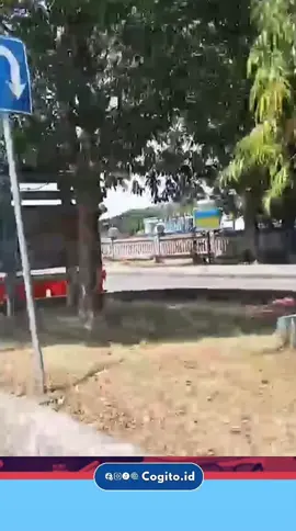 Pembangunan Alun-Alun Kota Gerung mulai dikerjakan. Sekeliling tembok pagar Kantor Bupati Lombok Barat di Jalan Soekarno Hatta sudah dirobuhkan untuk membuka akses proyek. Proyek alun-alun ini ditargetkan rampung tahun ini. Bupati Lombok Barat H. Lalu Ahmad Zaini bersama Wakil Bupati Hj. Nurul Adha menyebut pembangunan alun-alun menjadi langkah untuk menghidupkan Kota Gerung sebagai pusat ibu kota kabupaten. “Pembangunan alun-alun ini bagian dari kerja nyata yang diharapkan memberi manfaat bagi masyarakat Lombok Barat,  Kami ingin Gerung benar-benar hidup sebagai pusat pemerintahan sekaligus mendorong kesejahteraan masyarakat,” kata Bupati beberapa waktu lalu. Nantinya, alun-alun ini tak hanya menjadi wajah ibu kota, tapi juga ruang terbuka publik yang bisa digunakan warga untuk berbagai aktivitas sosial, budaya, hingga ekonomi.