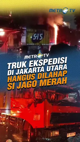 Sebuah truk trailer ekspedisi terbakar di Jalan Agung Barat 2, Sunter Agung, Jakarta Utara, Jumat (5/9). 25.Kebakaran diduga dipicu korsleting kabel listrik yang menyambar kabin depan truk hingga merembet ke kontainer berisi barang mudah terbakar. #MetroTV #tiktokmetrotv #berita #fyp #viral #kebakaran #trukekspedisi