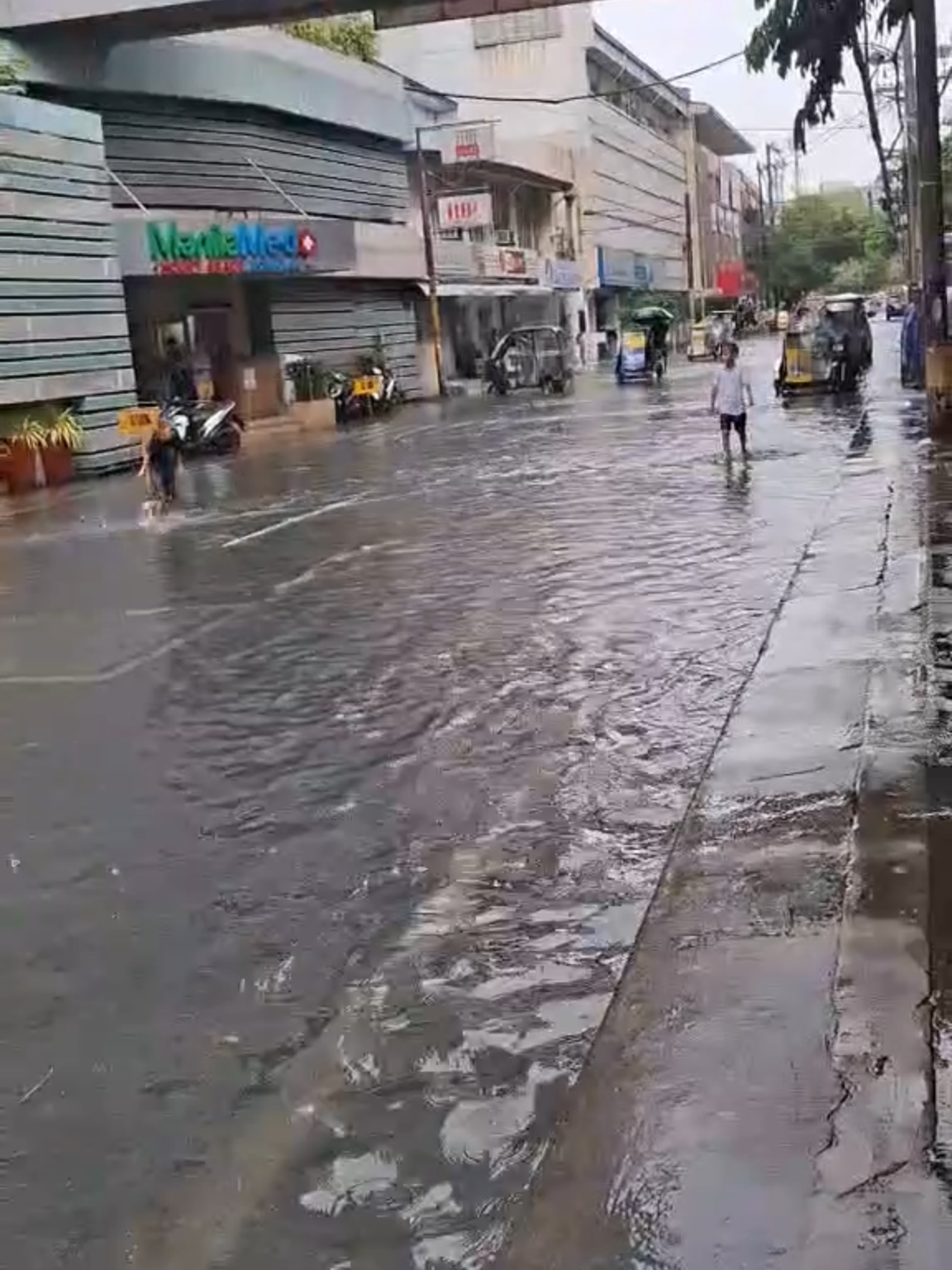Sitwasyon ng baha sa General Luna corner UN Avenue sa Maynila as of 12:51 p.m. ngayong Sabado, September 6. #FloodPatrol (📹: David Dizon, ABS-CBN News) #WeatherPatrol #abscbnnews #fyp #news #newsph