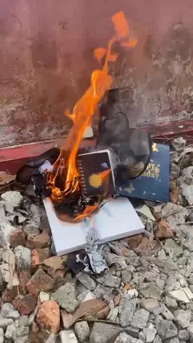 dan sekarang aku tau kenapa orang' pada bakar/buang pemberian dari mantan,bukan berarti tidak menghargai,melainkan rasa sakit yang dirasakan,dan pada akhirnya aku yang merasakan itu semoga ini jalan yang terbaik