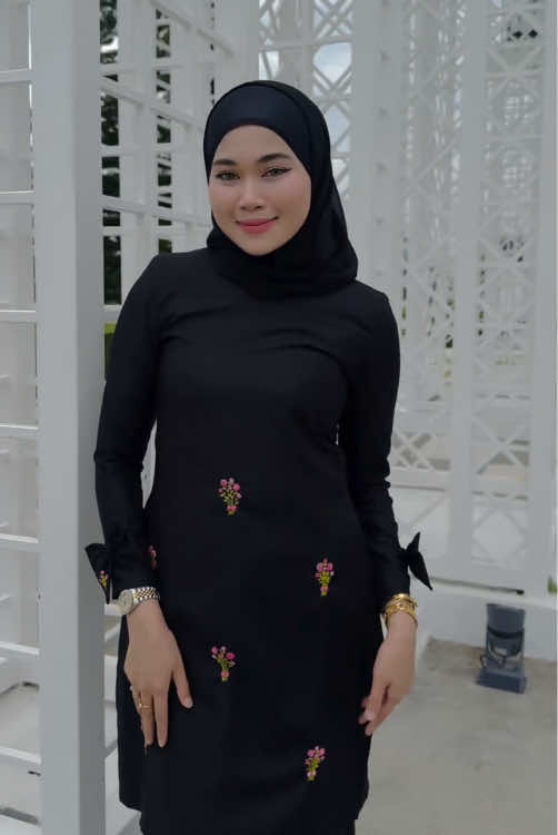 Looks stunning and sweet in our lovely camila kurung🥰 #myrrakarimexclusive #ironlesskurung #bajukurung #kurung #kurungmoden 