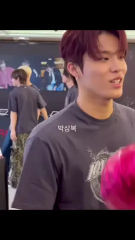 [POV]Park Jeongwoo pardon me pt.5 Malam itu, kost-an mendadak gelap gulita. Listrik mati tanpa aba-aba, hanya suara hujan rintik di luar jendela yang terdengar samar.  Di kamar, Y/N sudah merasa sesak sejak sore, tapi kegelapan tiba-tiba bikin dadanya makin berat, napasnya tersengal, pikiran kacau. Biasanya, saat anxiety menyerang begini, ia akan mencari pelukan untuk merasa aman. Tapi sekarang… dia sendirian. Y/N duduk di samping kasur, punggung bersandar ke tembok, tangan gemetar, napas terengah. Matanya sempat melirik pintu kamar yang tidak tertutup rapat. Dari luar, samar-samar terdengar suara langkah. “Y/N? Lo ada di dalam?” Suara Jeongwoo memanggil, sedikit khawatir. Y/N ingin menjawab, tapi suaranya tertahan oleh sesaknya dada. Kata-kata seperti hilang di tenggorokan. Panik makin menekan.  Dengan tenaga seadanya, ia meraih botol di meja kecil dan sengaja menjatuhkannya ke lantai. Bunyi gedebuk membuat Jeongwoo segera mendorong pintu masuk. “Y/N? Hei, lo kenapa?” suara Jeongwoo terdengar makin jelas. Cahaya senter ponselnya menyorot ke arah kasur, menemukan Y/N yang duduk lemah dengan napas tersengal. Tanpa pikir panjang, Jeongwoo langsung berlari kecil mendekat, menaruh ponsel di sisi kasur agar lampu tetap menyala. “Ya Tuhan, Y/N… lo kenapa? Sesek, ya? Astaga…”ujar nya panik.Ia sempat hendak bangkit, “Gue ambilin air dulu di dapur, bentar—”ucap nya  Namun, sebelum sempat berdiri, tangan Y/N dengan cepat meraih pergelangan tangannya. Pegangan itu lemah tapi penuh permintaan. Jeongwoo refleks berhenti. “Ja… jangan pergi…” suara Y/N lirih, nyaris tak terdengar. Tangannya terangkat sedikit, seakan meminta sesuatu.Jeongwoo menatapnya bingung sejenak, lalu baru menyadari: Y/N merentangkan tangan, meminta dipeluk. “Mau… gue peluk?” tanyanya ragu, nada suaranya pelan, seakan takut salah langkah.Y/N hanya mengangguk pelan, matanya memohon.Tanpa pikir panjang lagi, Jeongwoo langsung duduk di sampingnya, lalu merengkuh tubuh Y/N ke dalam pelukannya. “Sini… tarik napas pelan-pelan, gue di sini. Lo nggak sendirian.”ujar nya lembut. Nafas Y/N masih berat, tapi kehangatan pelukan itu perlahan meredakan rasa paniknya. Ia menutup mata, mencoba menyamakan ritme napasnya dengan detak jantung Jeongwoo yang stabil. Jeongwoo mengeratkan pelukannya, satu tangannya dengan lembut mengelus punggung Y/N, gerakan repetitif yang menenangkan. “Udah, udah… nggak apa-apa. Gue di sini. Nggak usah takut.”ucap nya lembut. Beberapa menit berlalu dalam hening, hanya suara napas yang mulai stabil. Y/N akhirnya bisa bernapas lebih teratur, meski tubuhnya masih terasa lemas. Saat merasa Y/N mulai tenang, Jeongwoo pelan-pelan merenggangkan pelukannya. “Gue ambilin air ya, lo pasti butuh.”tawar jeongwoo.Y/N, masih dengan suara lemah, hanya mengangguk. “Hm… makasih…”ucap y/n. Jeongwoo bangkit, keluar sebentar, lalu kembali dengan segelas air. Ia duduk di lantai di depan Y/N dan menyodorkannya. “Minum dulu. Pelan-pelan.”ucap jeongwoo. Y/N menerima gelas itu, menyeruput perlahan. Wajahnya masih pucat, tapi matanya mulai tenang. Ia menatap Jeongwoo sebentar lalu berkata lirih, “Makasih banget… kalau tadi lo nggak ada… gue nggak tahu harus gimana.”ujar nya. Jeongwoo menatapnya serius, nadanya penuh ketulusan, “Hei, jangan ngomong gitu. Gue seneng gue ada di sini pas lo butuh. Jadi kalau kapan-kapan lo ngerasa kayak gini lagi… jangan ragu, bilang ke gue. Gue nggak akan kemana-mana.”ujar jeongwoo lembut. Y/N menunduk, senyum tipis muncul meski wajahnya masih lelah. “Lo terlalu baik, jeo…”ucap nya. Jeongwoo terkekeh kecil, mencoba meringankan suasana. “Ah, jangan dibesar-besarin. Gue cuma… ya, lo tahu lah, hero in disguise.” Ia pura-pura menyibakkan rambutnya dengan gaya konyol. Y/N mendengus, setengah kesal setengah lega. “Lo tuh, bisa banget ya bikin momen serius jadi nggak jelas.”ujar y/n merasa tak enak. Jeongwoo tersenyum hangat. “Yang penting lo udah baikan. Itu aja udah cukup buat gue.”ucap nya lembut. ++comsec 👉🏻 #parkjeongwoo #treasure #pov #fypシ #contentsearchinsights 
